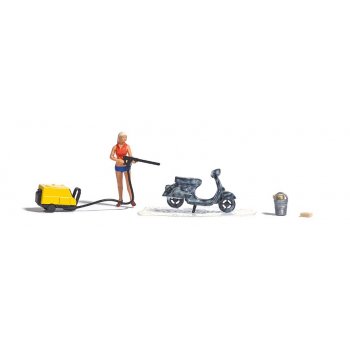 Motorrollerwäsche mit eingeschäumtem Motorroller auf Schaumfleck, Hochdruckreiniger, Eimer, Schwämmen und Frau