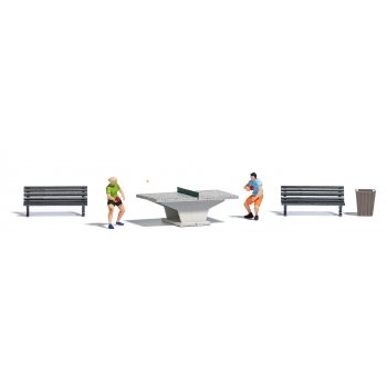 Tischtennis, Tischtennisplatte mit 2 Tischtennisspielern, Parkbänken und Abfallkorb