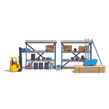 Gabelstapler mit Fahrer, Hochregale mit Überdachung und industriellem Lagergut: Kisten, Fässer, Paletten, Verladeschienen und Maschinenteile, mit