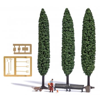 Rasentrimmer, Landschaftsgärtner mit Rasentrimmer und weiteren Gerätschaften, Schubkarren, Werkzeug und Benzinkanister, mit 3 Bäumen, Parkbänken und