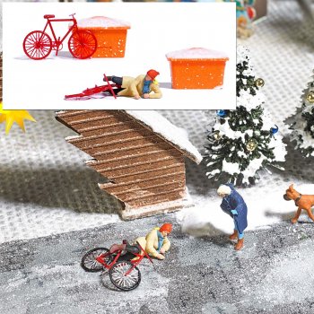 Ausgerutscht! - auf vereister Fahrbahn gestürzte Radfahrerin. Mit 2 Fahrrädern und 2 verschneiten Streugutbehältern