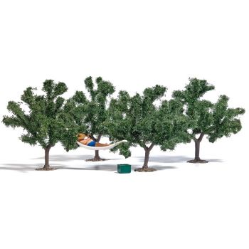 Mann in Hängematte mit 4 Obstbäumchen (jeweils 4,5 cm hoch) und Bierkasten mit Flaschen