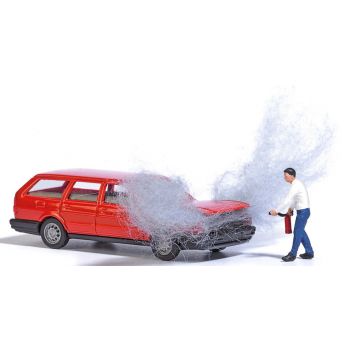 Motorbrand. VW Passat Kombi mit brennendem Motor und realistischer Darstellung des Rauches.