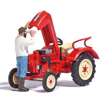 Traktorreparatur - Porsche Traktor mit geöffneter Motorhaube und Monteur.