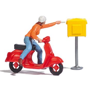 Briefeinwurf - Frau mit Motorroller, die einen Brief einwirft.