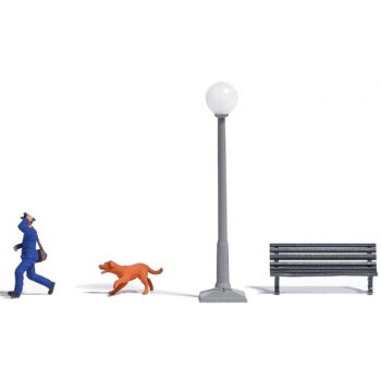 Auf der Flucht - Briefträger, der vor einem Hund flüchtet, mit Parkbank und Parkleuchte