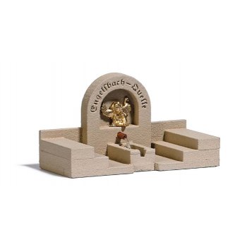 Quelle, steinere Quelllanlage mit Sitzstufen am Becken, halbrunder Quellstein mit  Inschrift und goldener Engelsfigur Fertigmodell Größe 4,6x2x2,5cm