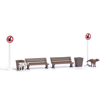 Pinkelnde Hunde, 2 pinkelnde Hunde mit gehobenem Bein. Mit Verkehrsschildern, Sitzbänken und Papierkörben