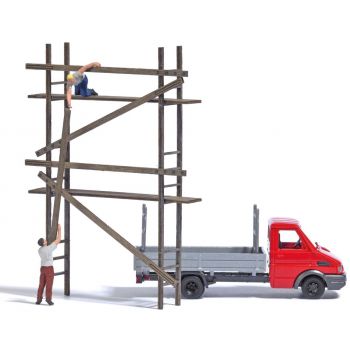 Gerüstaufbau mit Iveco Transporter. Holzgerüst mit 2 Gerüstbauern uvd Iveco Daily Transportfahrzeug mit Gerüstaufbau zum Transport von Gerüstteilen