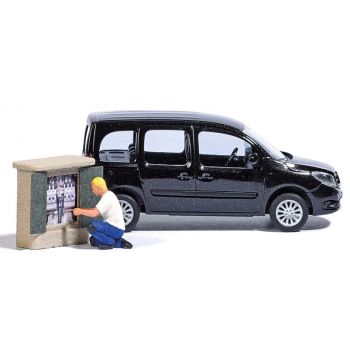 Verteilerkasten mit Monteur. Verteilerkasten geöffnet mit Blick auf die elektrische Ausrüstung. Mit Mercedes-Benz Citan.