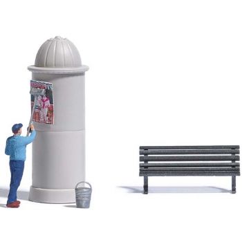 Plakatkleber, Mann, der ein Plakat an einer Litfaßsäule klebt, mit Litfaßsäule,, Eimer und Parkbank