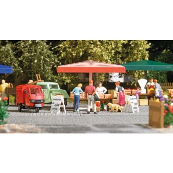 Marktstand Erdbeeren, Erdbeerverkaufsstand mit großem Marktschirm und Verkäuferin, mit Piaggio Ape 50 und div. Zubehör