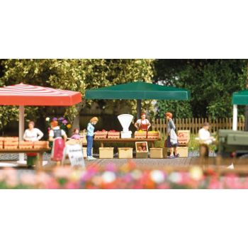 Marktstand Gemüse, Gemüseverkaufsstand mit großem Marktschirm und Verkäuferin, mit div. Zubehör