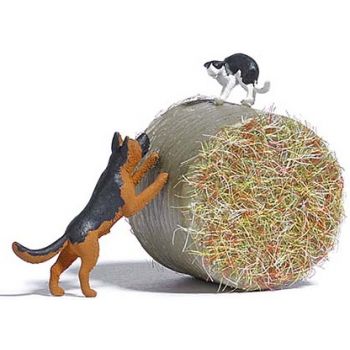 Hund jagt Katze, Hund  der eine Katze auf einen Strohballen jagt, mit passender Bodenplatte