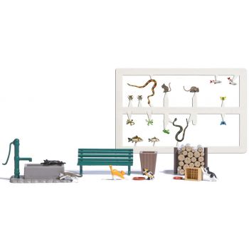 Spielende Katzen, 5 Katzen mit verschiedenen Fellmustern in unterschiedlichen Positionen, mit diversem Zubehör