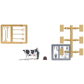 Besamung, Besamungstechniker bei der Arbeit, mit Kuh, Heuballen und Stallwerkzeug