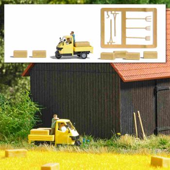 Heutransport, Bauer und Erntehelfer transportieren 2 Heuballen mit dem Piaggio Ape 50, inkl. 6 weitere Heuballen, Werkzeug, Heugabeln, Holzrechen etc.