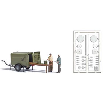 Erntevesper, 2 Erntehelfer bei der Vesperpause, sowie Versorgungsanhänger mit geöffneten Türen, mit Tisch, Wärmebehälter, Stehtischen und Geschirr