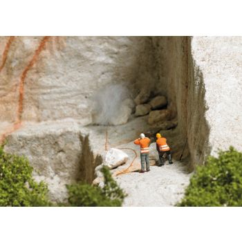 Die Sprengung, Sprengmeister mit Zündschnur, mit Werkzeug, Schubkarren, Felsbrocken, Seilen, Rauchschwaden und Sandhaufen