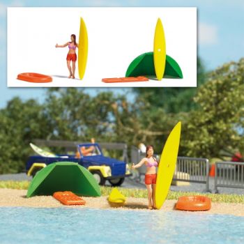 Action-Set Strandidylle, Surferin - Daumen hoch, mit Surfboards, kleinem Schlauchboot, Luftmatratze und Strandmuschel