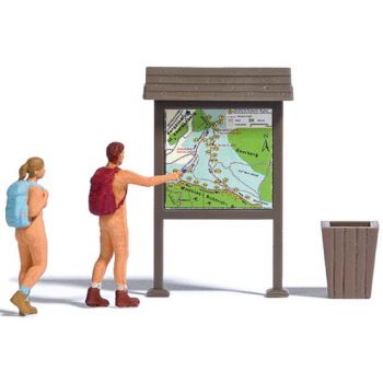 Nacktwanderer - Nacktes Pärchen beim Wandern nur mit Wanderausrüstung bekleidet, Heinweistafel mit Wanderkarte und Abfallkorb