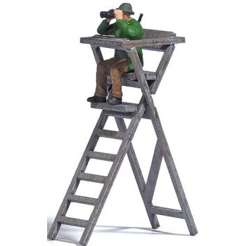 Weitblick - Jäger mit Fernglas auf einem Hochsitz aus echtem Holz