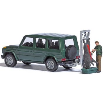 Jagdende - Set mit Mercedes-Benz G-Klasse Geländewagen an dem eine Zerwickhilfe zum Aufbrechen von Wildbret angebracht ist. Mit Jäger und Wildwanne