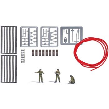 Feuerwehrmannschaft - 3 Feuerwehrmänner in DDR Feuerwehruniformen, mit Löschschlauch (Länge 50 cm), Schlauchkopplungen und Werkzeug
