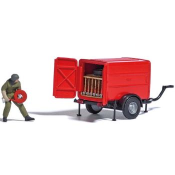 Schlauchtransportanhänger STA, mit Innenausstattung und Feuerwehrmann in DDR Feuerwehruniform