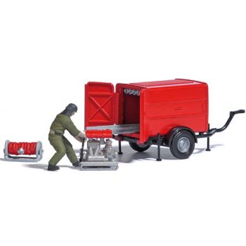 Schlauchanhänger mit Tragkraftspritze TSA, mit Feuerwehrmann in DDR Feuerwehruniform, Schlauchhaspel und Tragkraftspritze