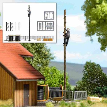 Mastkletterer mit viel Zubehör, Freileitungsmast aus echtem Holz, Isolatoren, Schubkarren, Werkzeug, Benzinkanister, Sandbleche, Kabelrollen, etc.