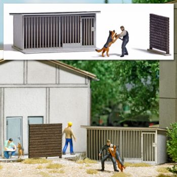 NVA Polizei Hundeausbildung: Set mit Schäferhund und Hundetrainer ins Schutzkleidung, mit Eskaladierwand aus echtem Holz und Hundezwinger