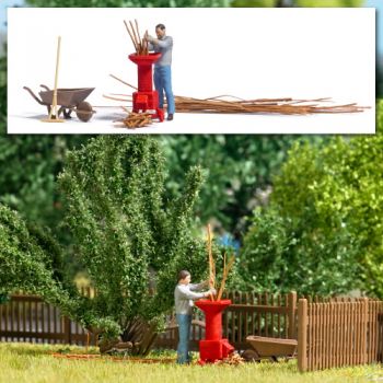 Gartenhäcksler mit Gärtner, Häckselsmaterial, Schubkarren und Gartenwerkzeug