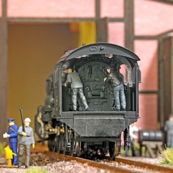 Dampflokführer und Heizer, 2 stehende Figuren in Arbeitsposition, fertig bemalt