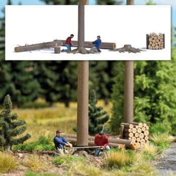 Baumfällung Action-Set: 2 Holzfäller mit Werkzeugen bei der Arbeit, mit Baumstämmen, Wurzeln und Holzstapel