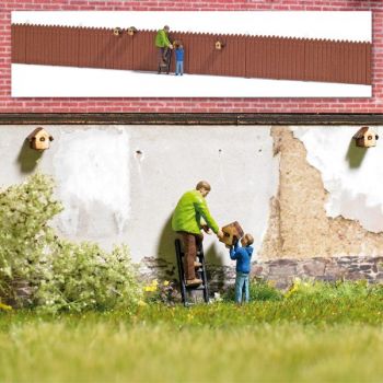Nistkasten aufhängen Action-Set: Mann und Junge die einen Nistkasten aufhängen, mit Leiter, 4 Nistkästen aus echtem Holz, Holzzaun mit Pfosten, 22 cm