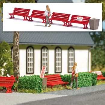 Frisch gestrichen! Action Set: Frau die versehentlich auf eine frisch gestriche Parkbank gesessen hat. 4 Bänke und Abfallkorb, inklusive Schildern