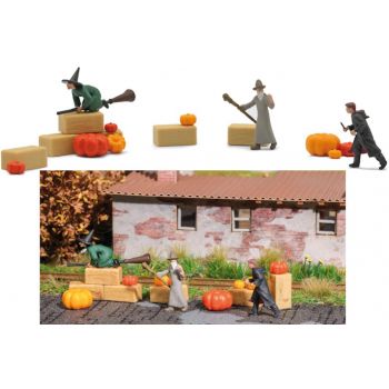 Süßes oder Saures? - Halloween 2 verkleidete Kinder, Hexe auf fliegendem Besen, Figuren fertig bemalt, Heuballen, bunte Kürbisse