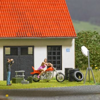 Biker Model, Chopper mit heißer Motorradbraut und Zubehör: Werkzeugkiste, Werkzeugwagen, Kanister, Reifen und Ölfass