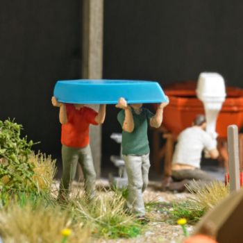 Boot tragen, 2 Männer, die ein Boot tragen. Mit Boot und Reparaturböcken