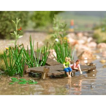 Fische füttern, Action-Set mit 2 Kindern, Bootsteg aus echtem Holz, Wasserpflanzen und Kleintieren