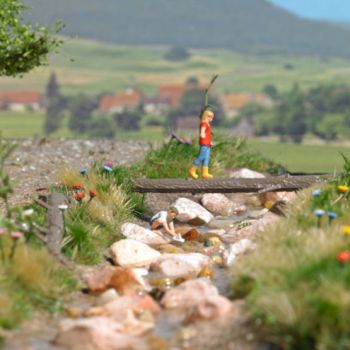 Spielen am Waldbach, Action-Set mit 2 Kindern, Mini-Boot, diversen Kleintieren, Mäuse, Schlangen und Fische, Baumstämmen, Steine, Wurzeln