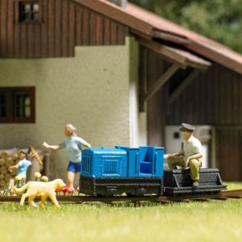 Gartenbahn, Aufsitzbahn für den Garten mit Felbahn-Diesellok Gmeinder 15/18 mit Fahrer und Sitzwagen mit Gleisen, ohne Funktion