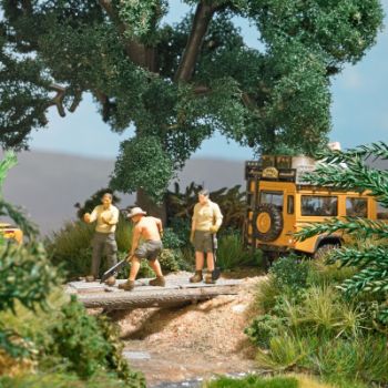 Expeditionsteam, 3 Teamworker, die den Trail für die Offroad-Fahrt vorbereiten, 4 Baumstämme, Werkzeug, 6 Kanister, Sandbleche usw.