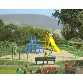 Spielplatz, mit Rutschbahn, Kletterturm, Kletterbogen und Reck, mit 2 Kindern