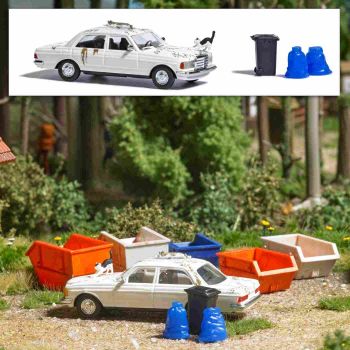 Katzenauto: 2 Katzen auf Mercedes-Benz W123 Limousine mit Spuren von Pfoten, mit Mülltonne und Müllsäcken