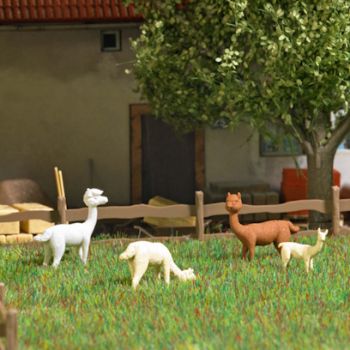 Alpakas mit Jungtier, frisch geschoren, Action-Set mit 4 Alpakas, 6 Heuballen, Schubkarren, Eimer und Stallwerkzeug