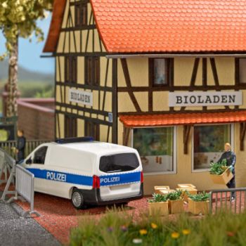 Hanf-Razzia, Action-Set mit Polizei Fahrzeug, Polizisten mit Kisten voller Ordner und beschlagnahmter Hanfpflanzen