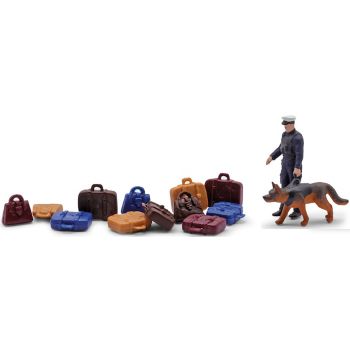 Transportpolizei mit Schäferhund (Bahnpolizei der DDR), der Polizist lässt den Schäferhund das herrenlose Gepäck beschnüffeln. Action-Set mit Polizist