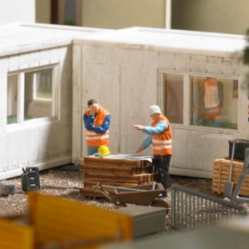 Baubesprechung, Action-Set mit Bauherr und Bauleiter, Paletten, Kisten, Werkzeugkasten und Werkzeug, Kanister, Schubkarre, Kabeltrommel, Sandhaufen,